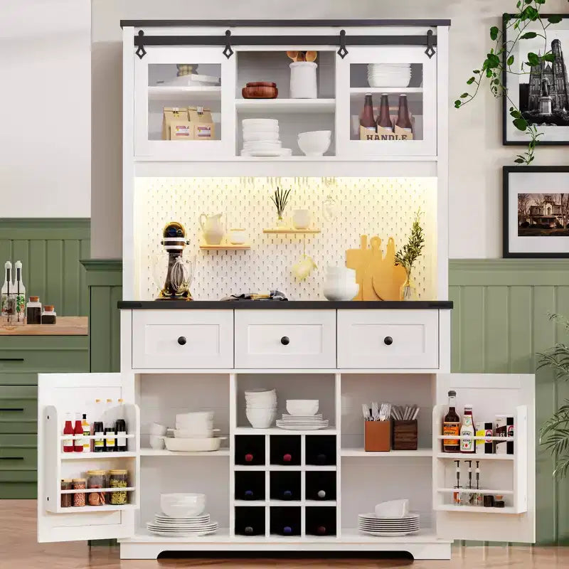 Mobile bar dispensa da 71 pollici stile fattoria con portabottiglie, mobile da cucina rustico con vetrina, porta scorrevole, presa elettrica, pannello a fori, 3 cassetti, bianco
