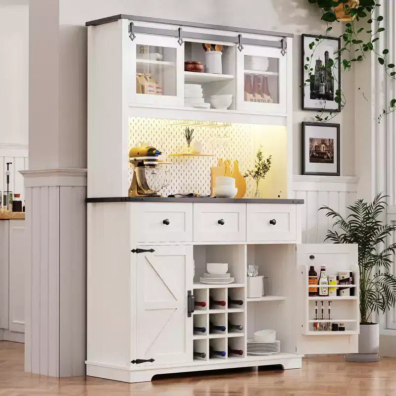 Mobile bar dispensa da 71 pollici stile fattoria con portabottiglie, mobile da cucina rustico con vetrina, porta scorrevole, presa elettrica, pannello a fori, 3 cassetti, bianco