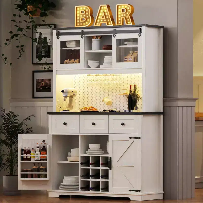 Mobile bar dispensa da 71 pollici stile fattoria con portabottiglie, mobile da cucina rustico con vetrina, porta scorrevole, presa elettrica, pannello a fori, 3 cassetti, bianco