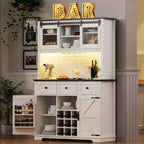 Mobile bar dispensa da 71 pollici stile fattoria con portabottiglie, mobile da cucina rustico con vetrina, porta scorrevole, presa elettrica, pannello a fori, 3 cassetti, bianco