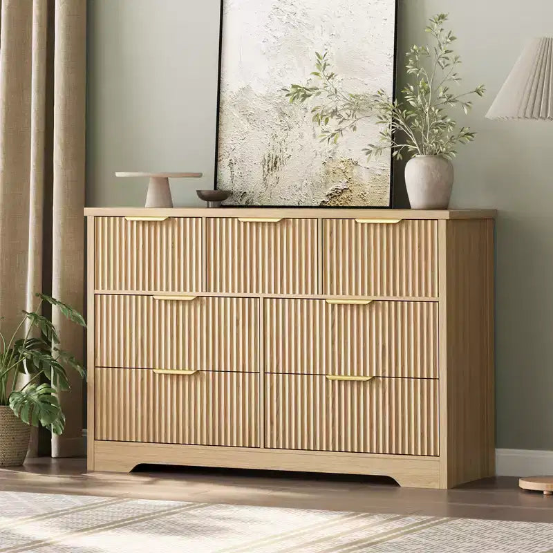 Commode à 7 tiroirs cannelés pour chambre – Commode en bois de 47,24 pouces de large avec poignées en métal, organisateur de rangement moderne et meuble TV console multimédia