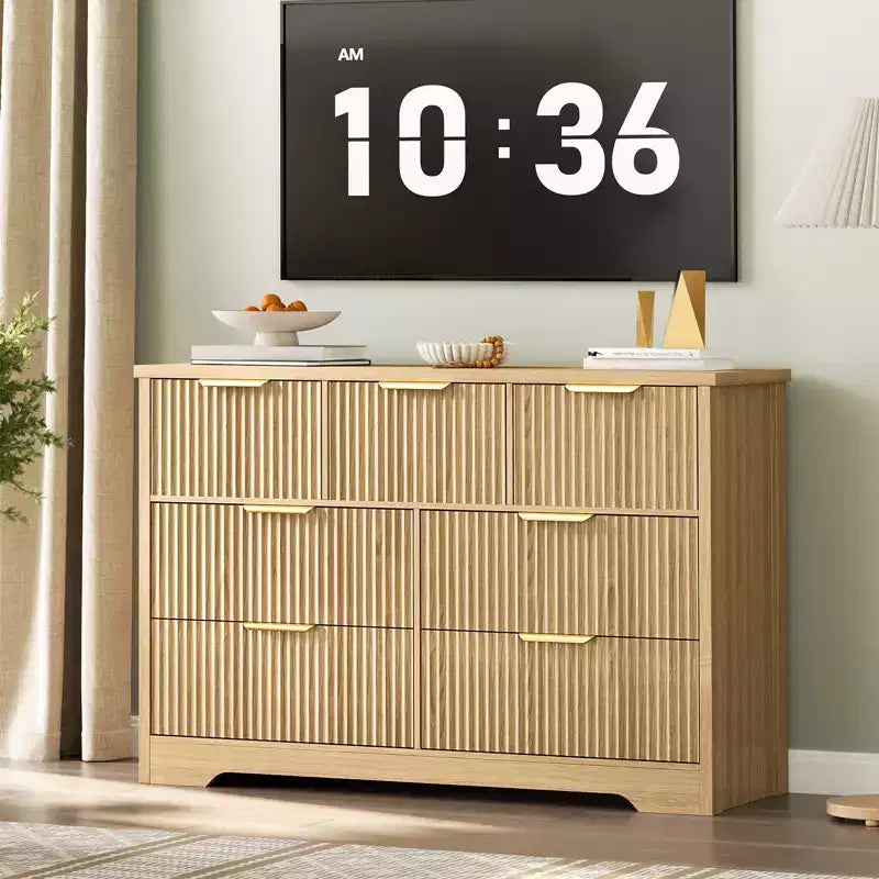 Commode à 7 tiroirs cannelés pour chambre – Commode en bois de 47,24 pouces de large avec poignées en métal, organisateur de rangement moderne et meuble TV console multimédia