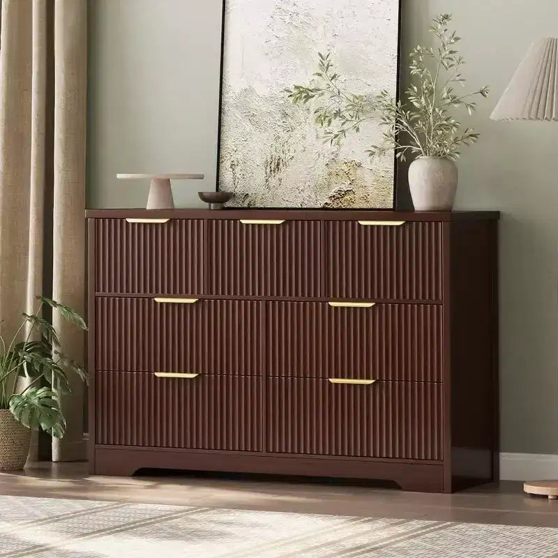 Commode à 7 tiroirs cannelés pour chambre – Commode en bois de 47,24 pouces de large avec poignées en métal, organisateur de rangement moderne et meuble TV console multimédia