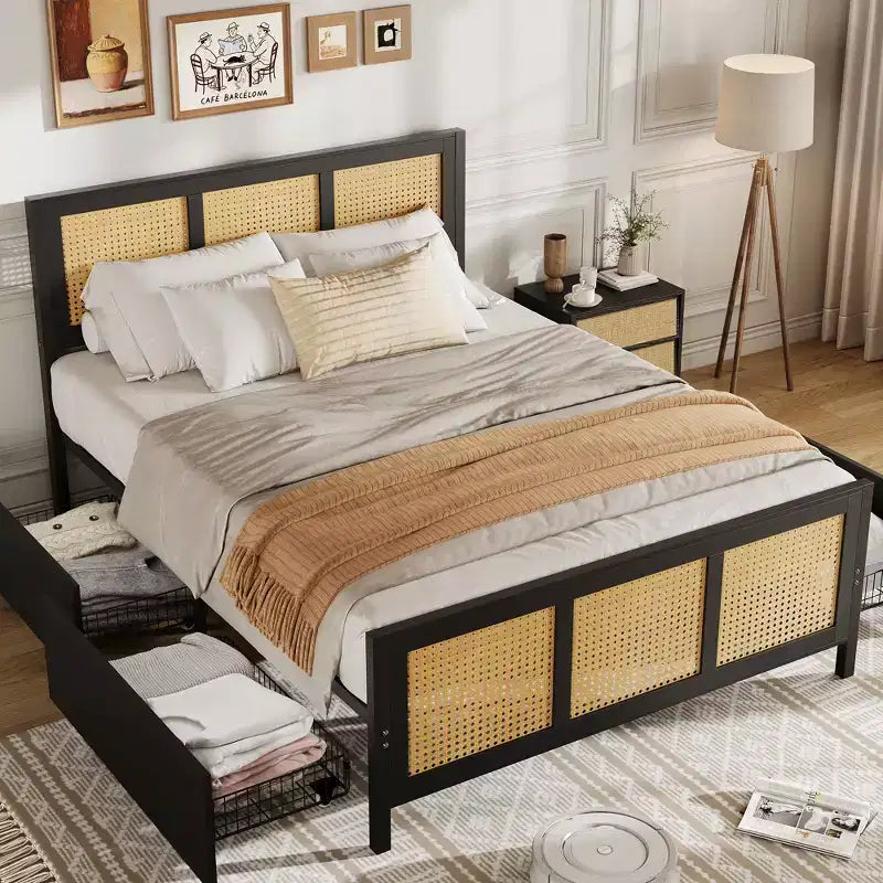 Boho Rattan Bettgestell mit Kopfteil, Rohrplattform, 4 große Aufbewahrungsschubladen, geräuschfreie starke Metalllatten, einfache Montage