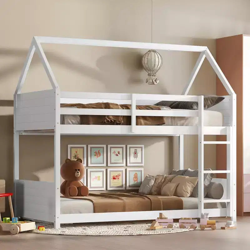 Litera de piso twin sobre twin con cabeceros y piecero para niños y adolescentes, estructura de litera en forma de casa de madera con barandilla y escalera