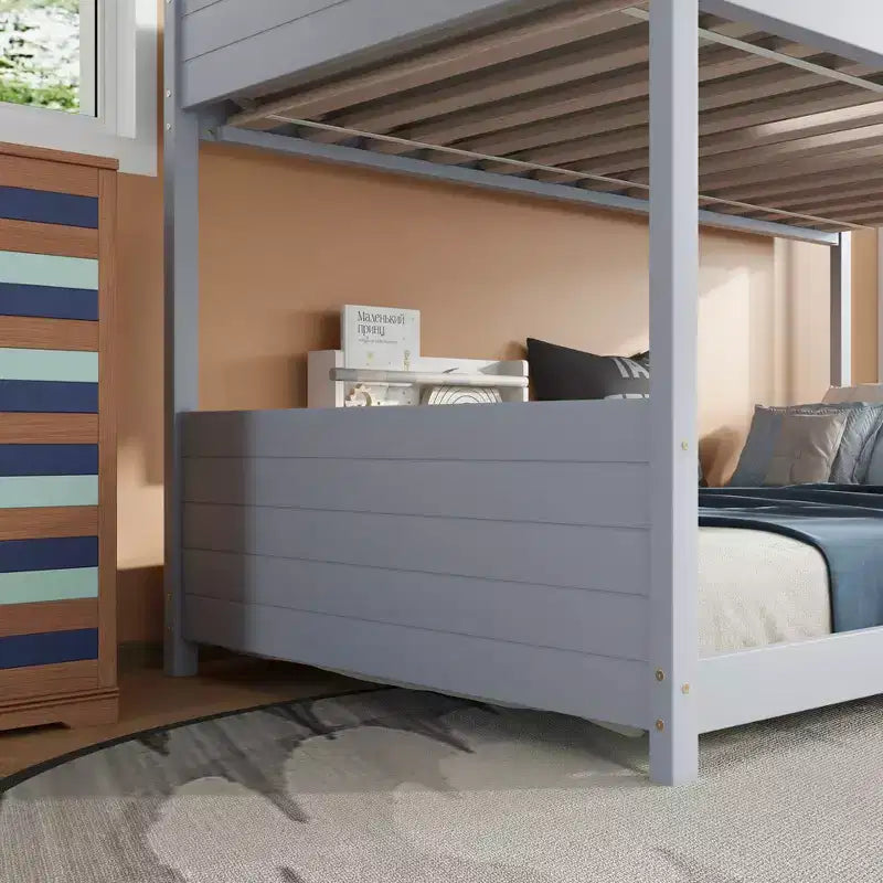 Litera de piso twin sobre twin con cabeceros y piecero para niños y adolescentes, estructura de litera en forma de casa de madera con barandilla y escalera